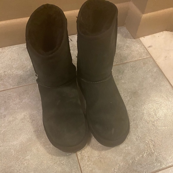 UGGS - Picture 1 of 5